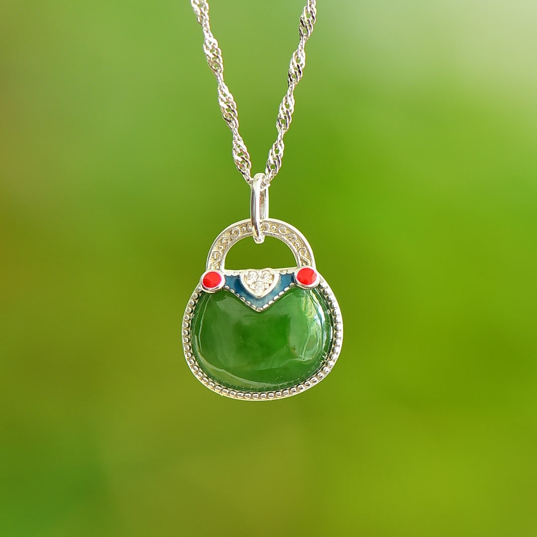 An Exquisite Sterling Silver Inlaid Jasper Enamel Pendant: An Exquisite Sterling Silver Inlaid Jasper Enamel Pendant 纯银镶碧玉珐琅吊坠