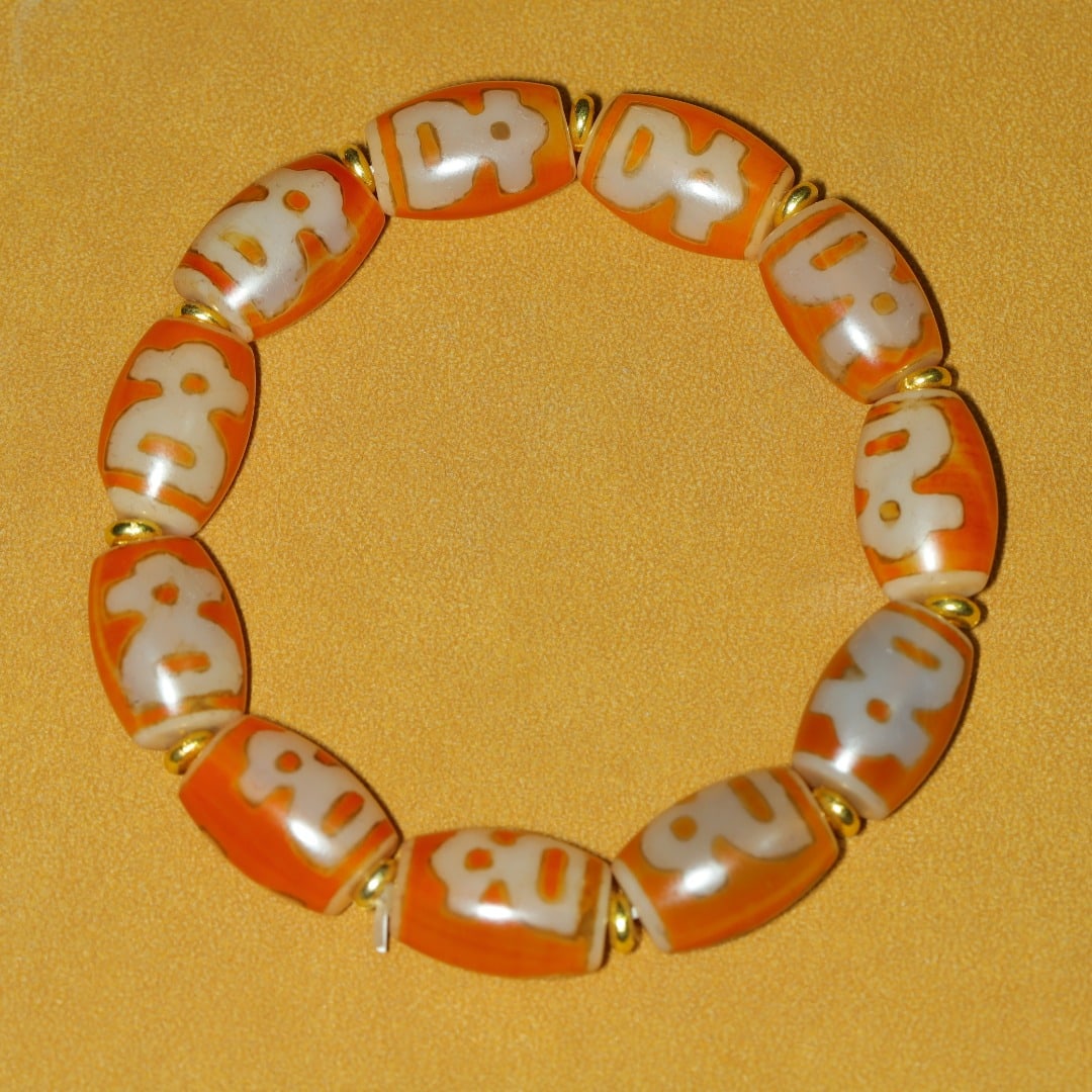 An Exquisite Dzi Bead Bracelets: An Exquisite Dzi Bead Bracelets，Size：18mmx12mm，Weight：45g 天珠手链