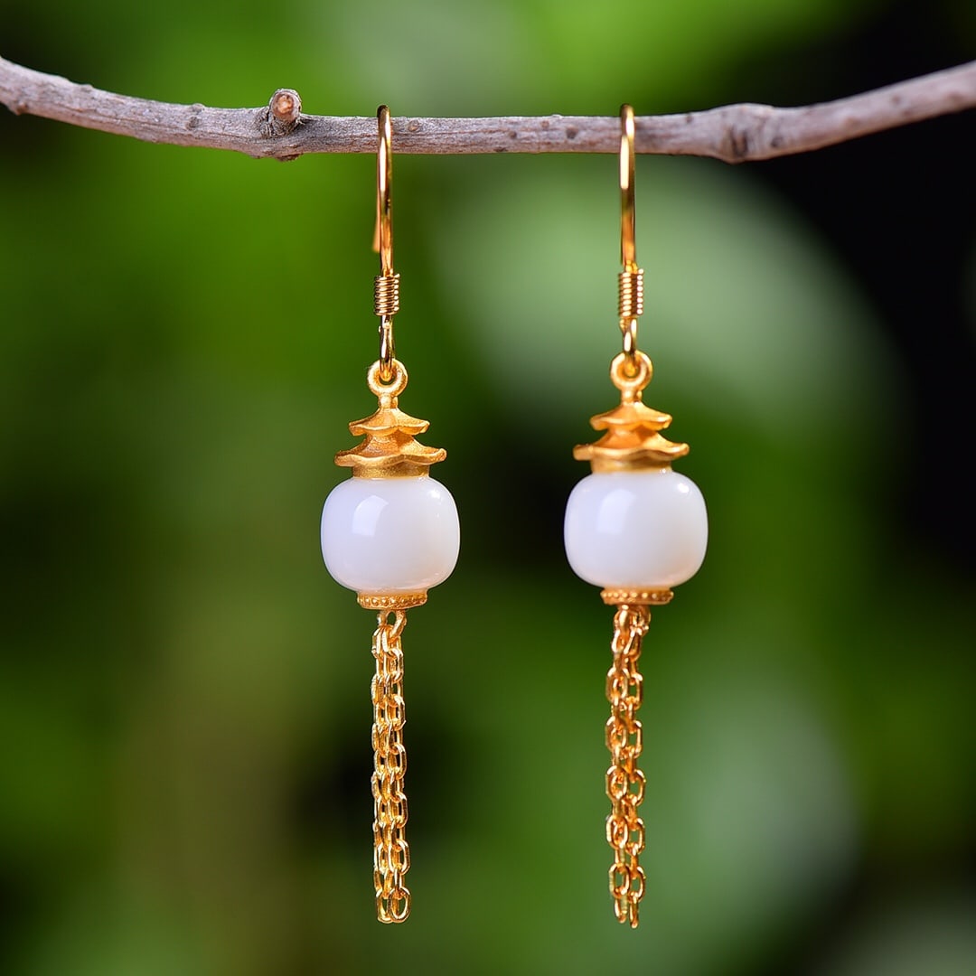 A Pair of Exquisite Sterling Silver-Gold Plated Inlaid White Jade Earrings: A Pair of Exquisite Sterling Silver-Gold Plated Inlaid White Jade Earrings,Size:7mmx8mm 一对纯银镀金镶白玉耳环