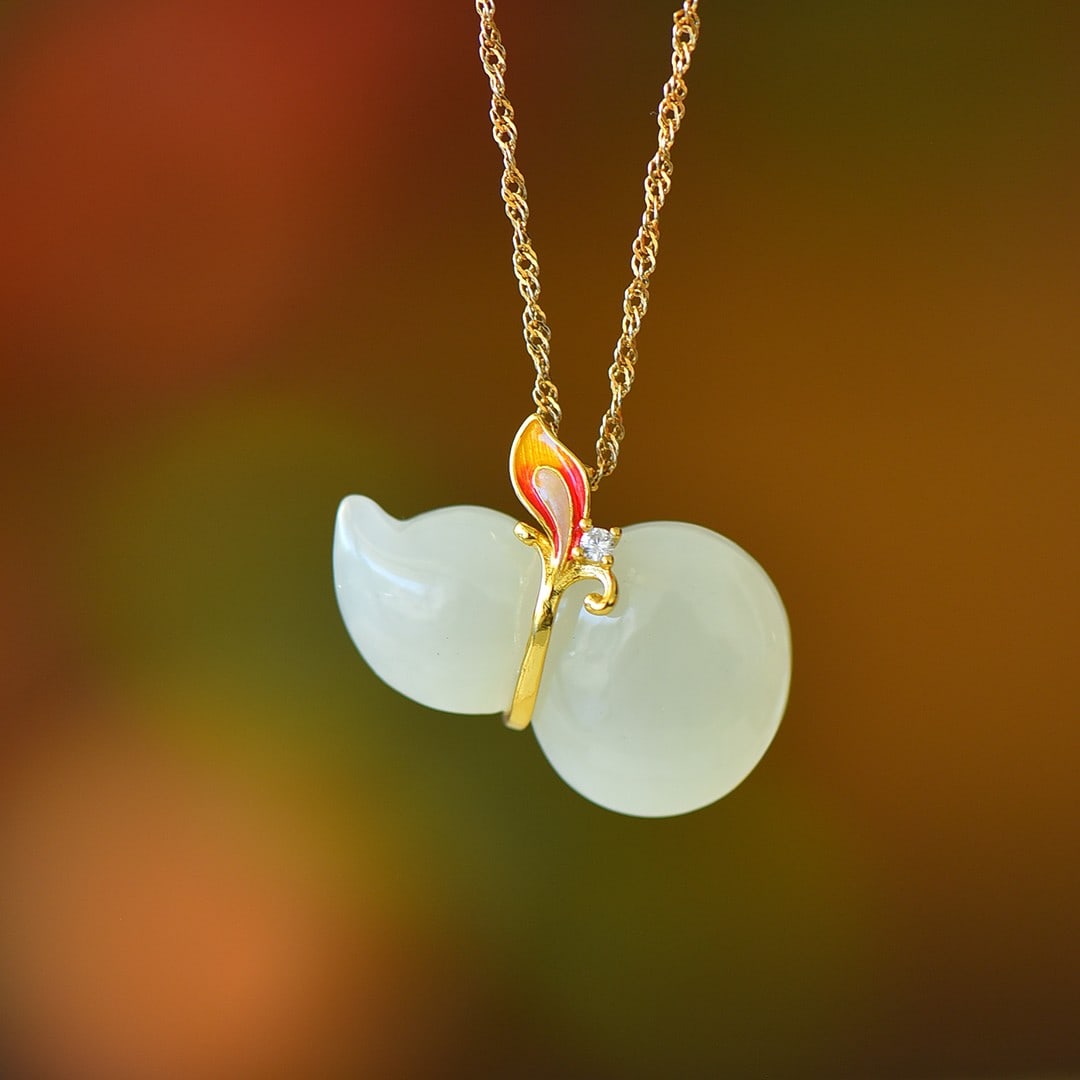 An Exquisite Sterling Silver-Gold Plated Inlaid White Jade Gourd Pendant: An Exquisite Sterling Silver-Gold Plated Inlaid White Jade Gourd Pendant,Size:15mmx25mm 纯银镀金镶白玉葫芦吊坠