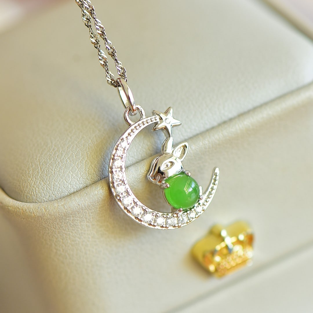 An Exquisite Sterling Silver Inlaid Jasper Pendant,Inlaid Diamonds: An Exquisite Sterling Silver Inlaid Jasper Pendant,Inlaid Diamonds,Size:5mmx5mm 纯银镶碧玉吊坠,嵌钻石