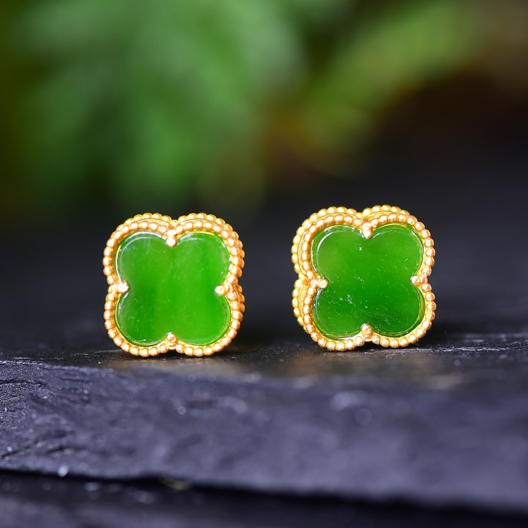 A Pair of Exquisite Sterling Silver-Gold Plated Inlaid Jasper Earrings: A Pair of Exquisite Sterling Silver-Gold Plated Inlaid Jasper Earrings,Size:10mmx10mm 一对纯银镀金镶碧玉耳环