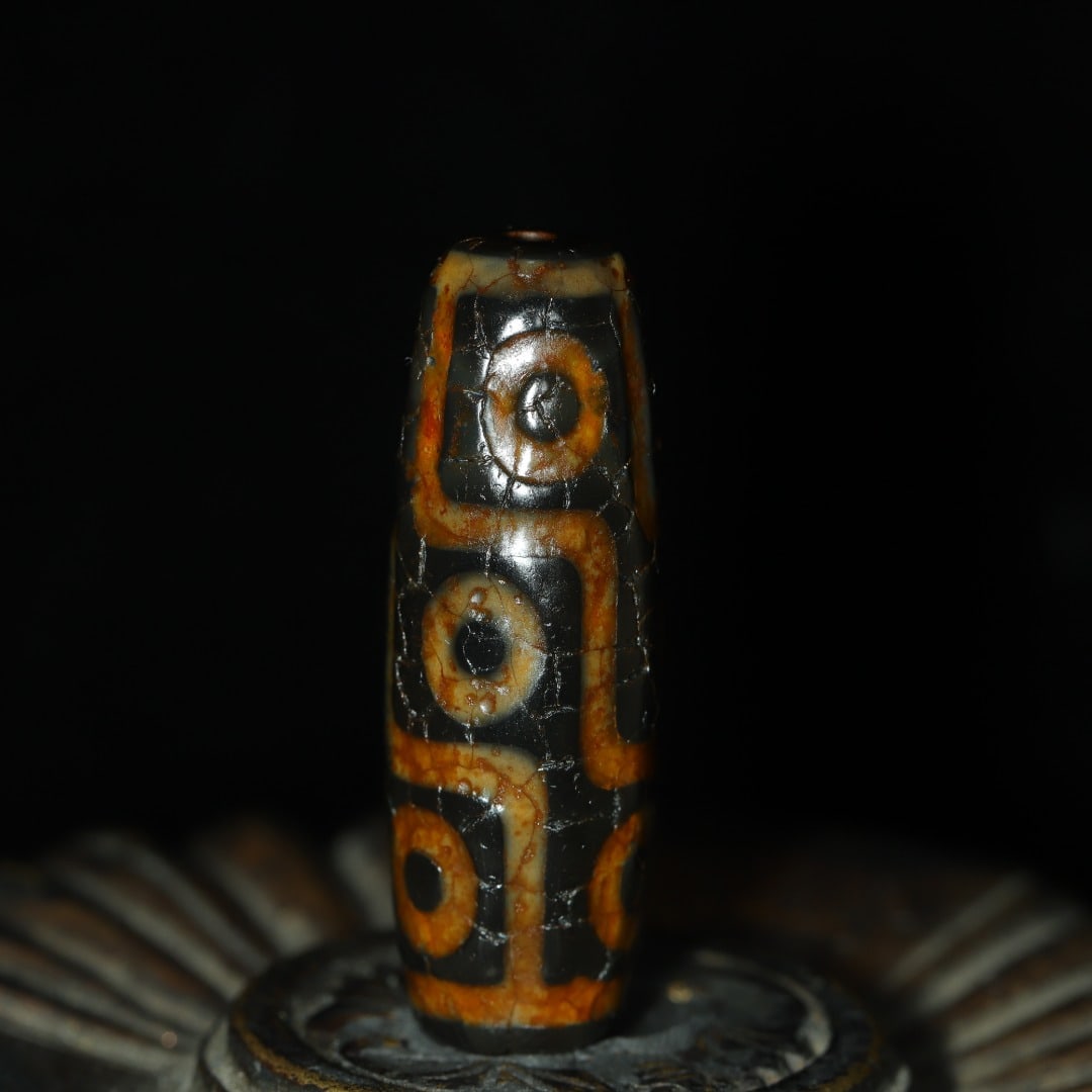 An Exquisite Nine Eyes Dzi Bead Pendant: An Exquisite Nine Eyes Dzi Bead Pendant，Size：40mmx13mm，Weight：11g 九眼天珠挂件