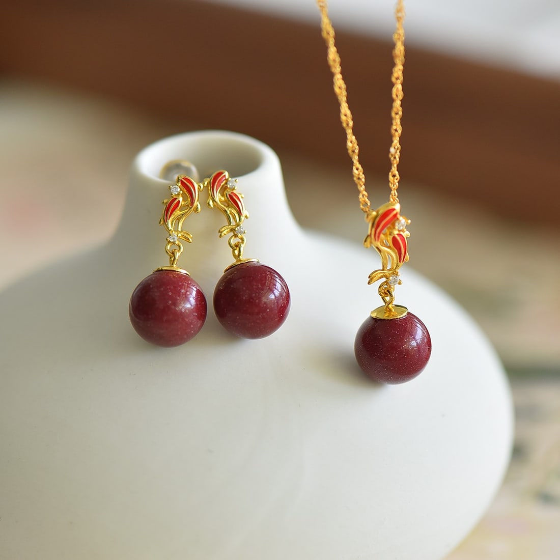 A Set of Fine Sterling Silver-Gold Plated Inlaid Cinnabar Jewelrys,Inlaid Diamond: A Set of Fine Sterling Silver-Gold Plated Inlaid Cinnabar Jewelrys,Inlaid Diamond,Size:(Pendant)10mmx10mm,(Earrings)10mmx10mm 