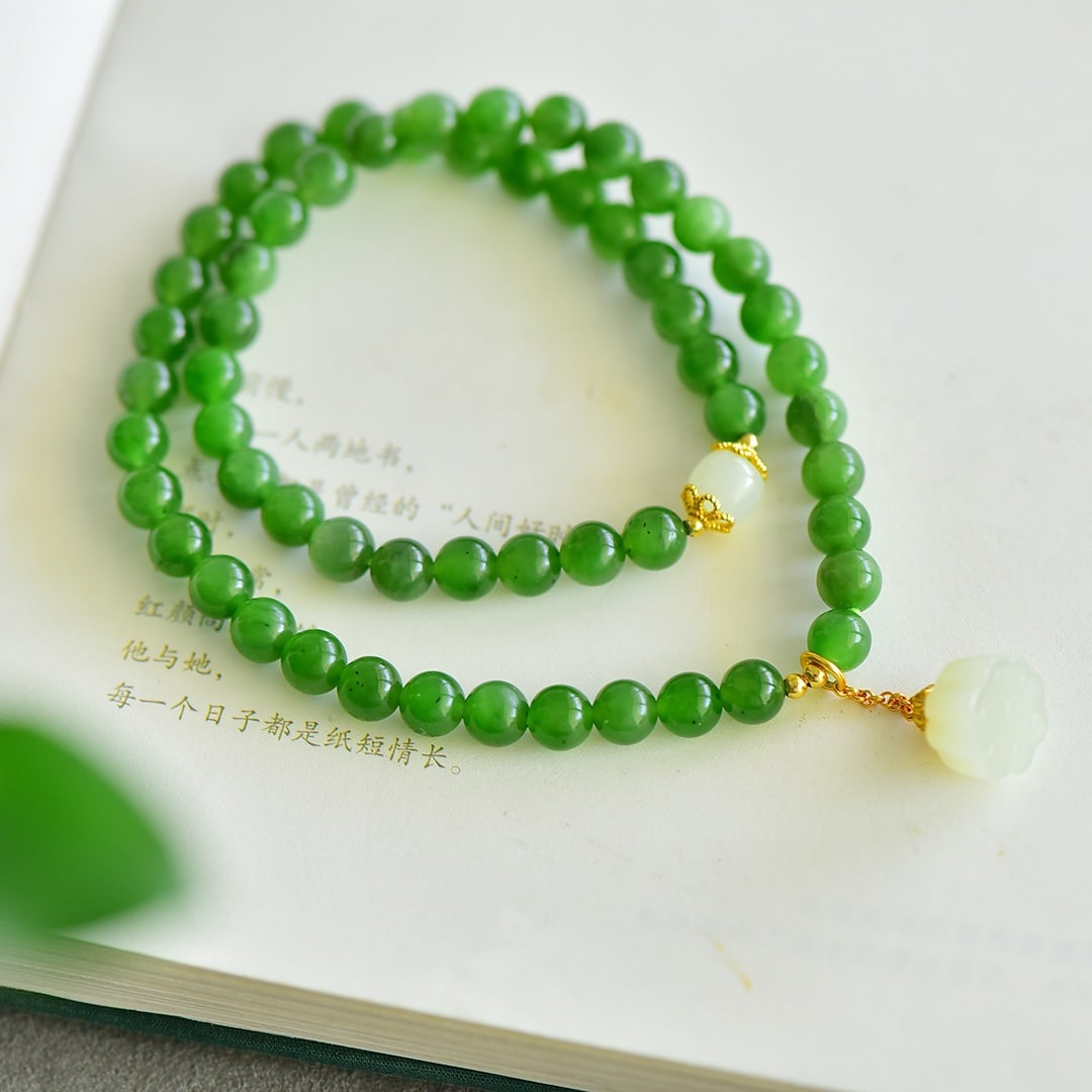 An Exquisite Jasper White Jade Bracelets: An Exquisite Jasper White Jade Bracelets,Size:6mm 寓意:『 好运连连��』 碧玉白玉手串