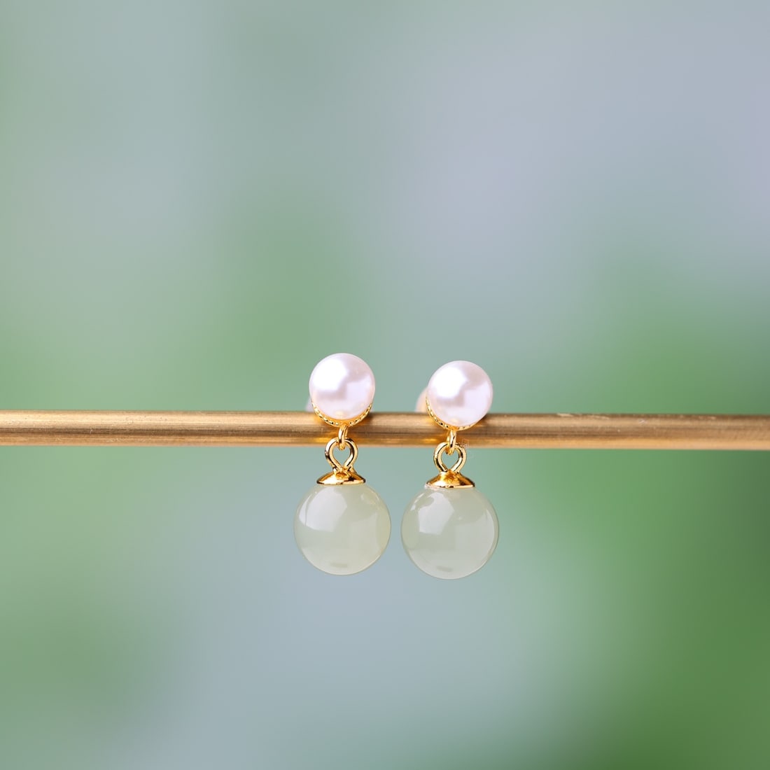 A Pair of Exquisite Sterling Silver-Gold Plated Inlaid Greenish Jade Earrings,Inlaid Pearls: A Pair of Exquisite Sterling Silver-Gold Plated Inlaid Greenish Jade Earrings,Inlaid Pearls,Size:8mmx8mm 
