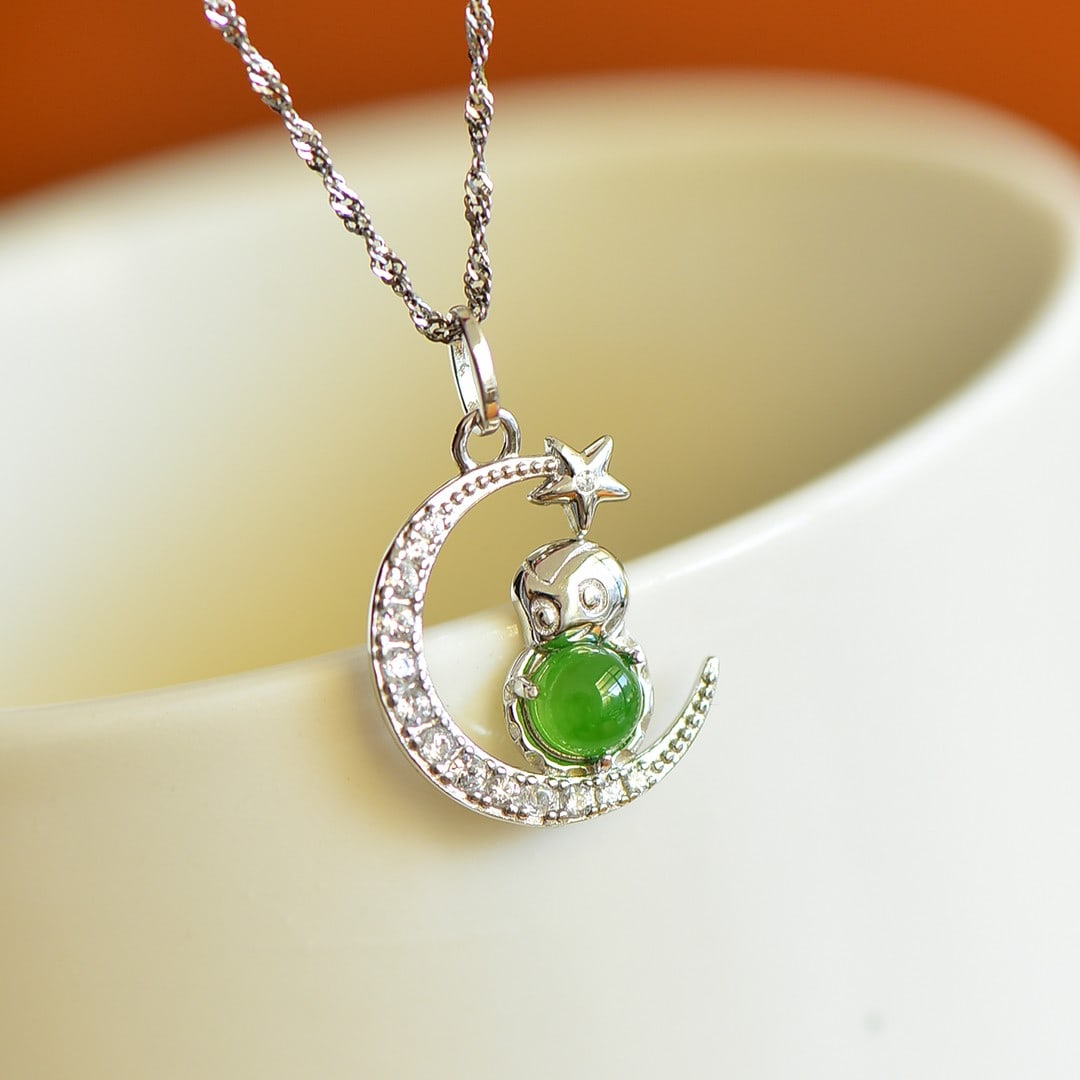 An Exquisite Sterling Silver Inlaid Jasper Pendant,Inlaid Diamonds: An Exquisite Sterling Silver Inlaid Jasper Pendant,Inlaid Diamonds,Size:5mmx5mm 纯银镶碧玉吊坠,嵌钻石