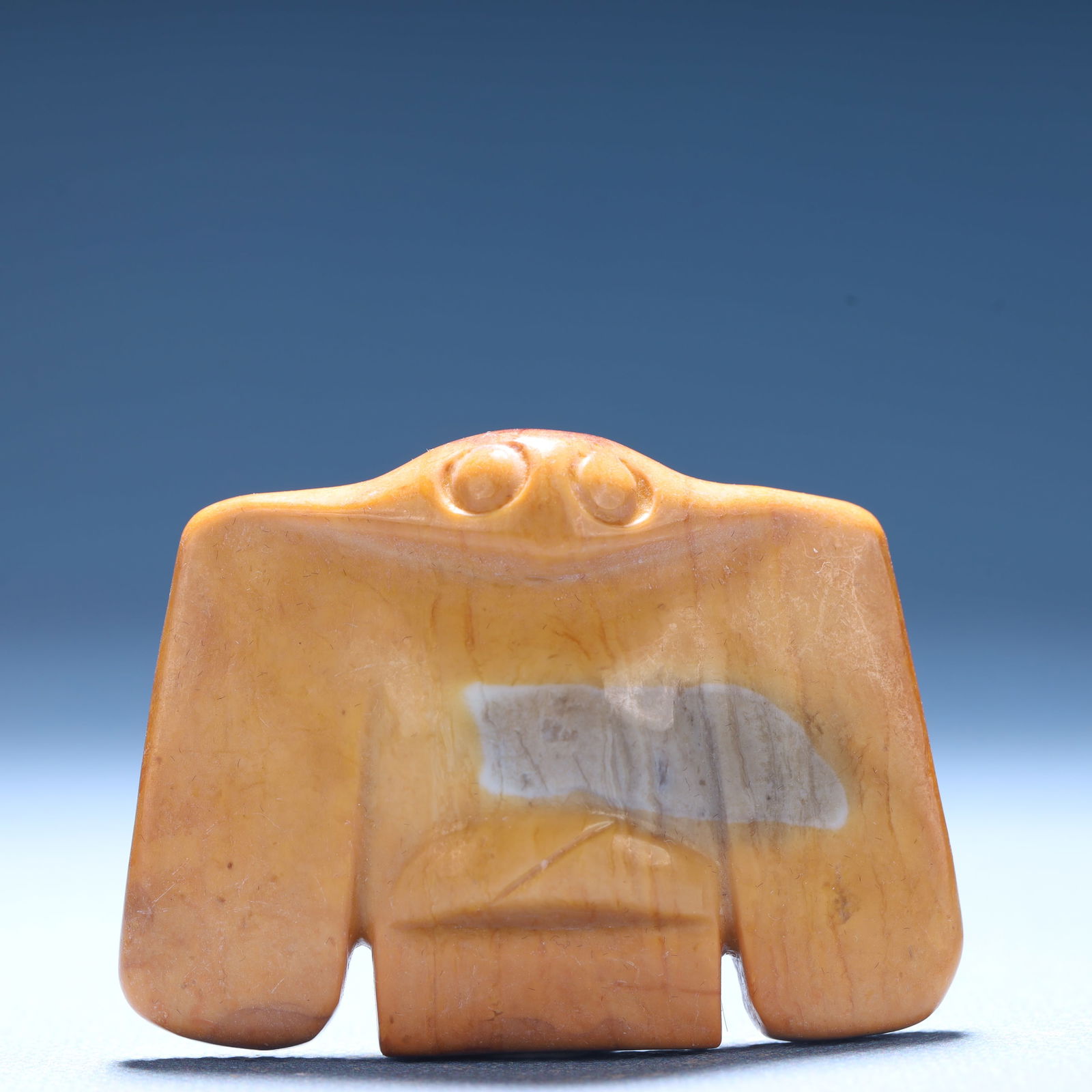 An Archaic Hongshan Culture Yellow Jade Bats Ornament: An Archaic Hongshan Culture Yellow Jade Bats Ornament,Ancient Time,China,Size:2.3inx1.7inx0.6in,Weight:60.8g 红山文化黄玉蝙蝠摆件,中&#