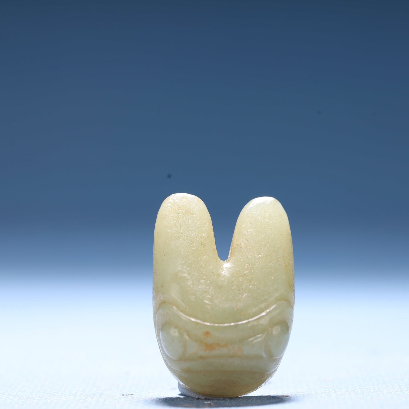An Archaic Hongshan Culture White Jade Beast Ornament: An Archaic Hongshan Culture White Jade Beast Ornament,Ancient Time,China,Size:0.9inx0.5inx1.1in,Weight:15.5g 红山文化白玉兽摆件,中国&#