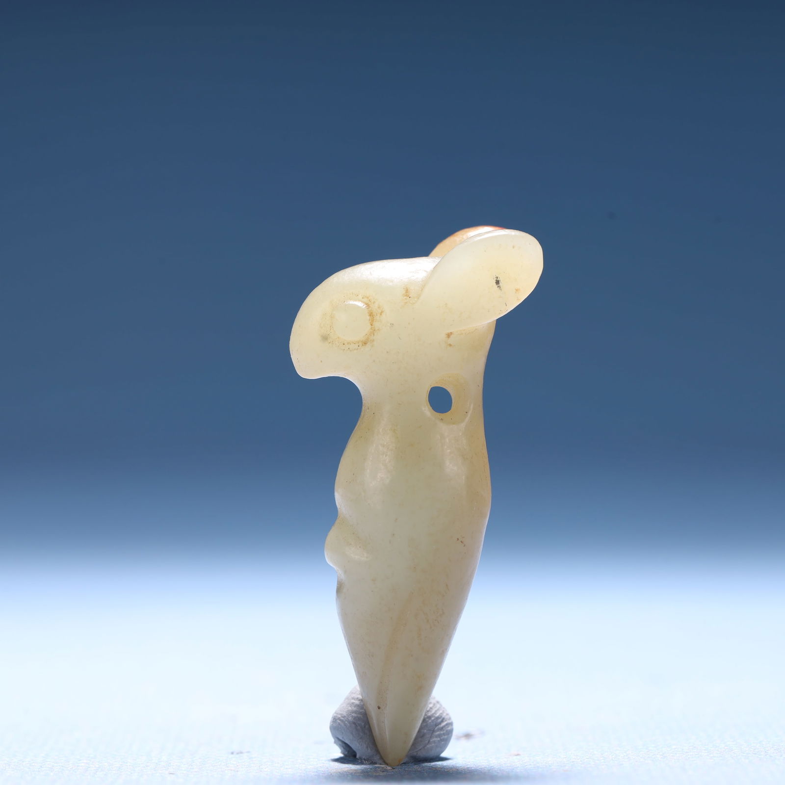 An Archaic Hongshan Culture White Jade Beast Ornament: An Archaic Hongshan Culture White Jade Beast Ornament,Ancient Time,China,Size:0.9inx0.5inx1.8in,Weight:14.1g 红山文化白玉兽摆件,中国&#