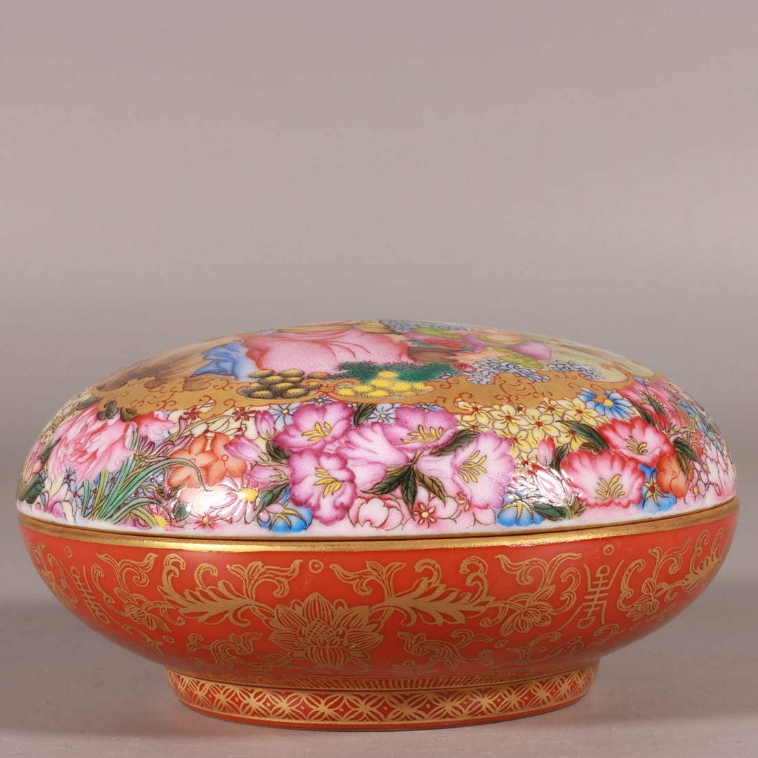 A Exquisite Enamel Iron-Red Figures Pattern Box: A Exquisite Enamel Iron-Red Figures Pattern Box,Qing Dynasty, China,Qianlong Fourr-character Mark,Size:2.4inx4.5in 