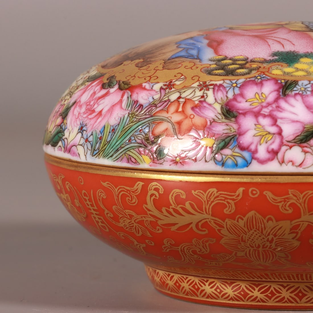 A Exquisite Enamel Iron-Red Figures Pattern Box - 2