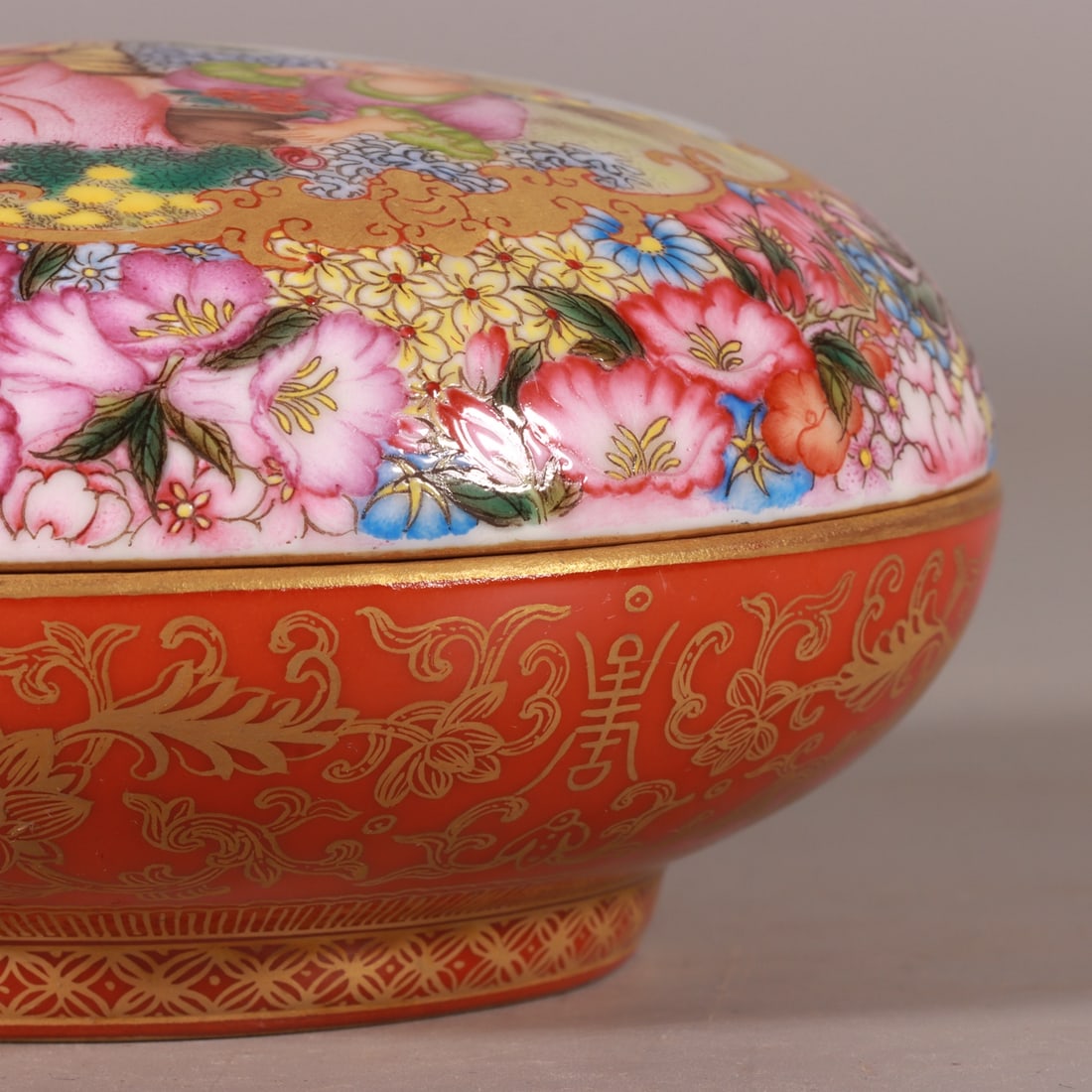 A Exquisite Enamel Iron-Red Figures Pattern Box - 3