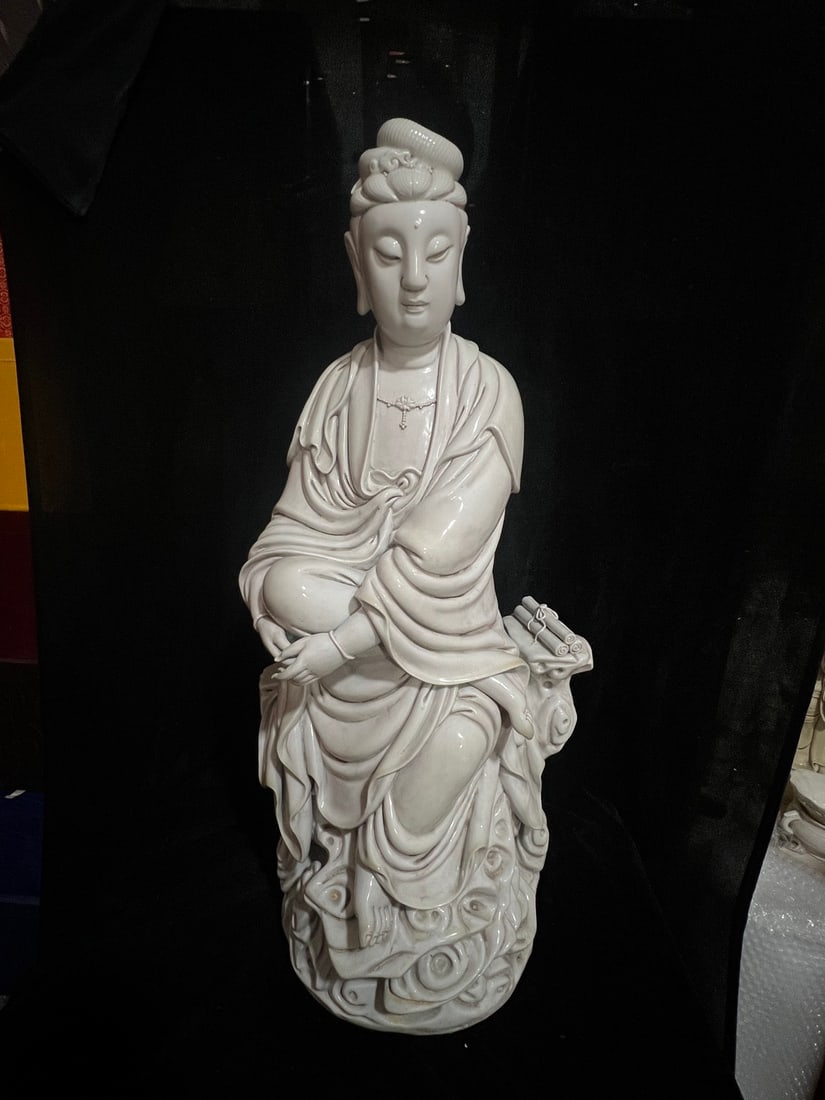 A Exquisite Blan De Chine Guanyin Ornament: A Exquisite Blan De Chine Guanyin Ornament,Ming Dynasty, China,With Mark,Size:33.1in 德化瓷观音摆件,中国明代,带款