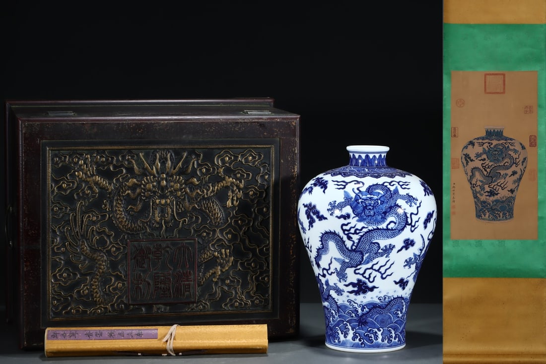 A Exquisite Blue and White Seawater Dragon Pattern Vase (1 of 5)