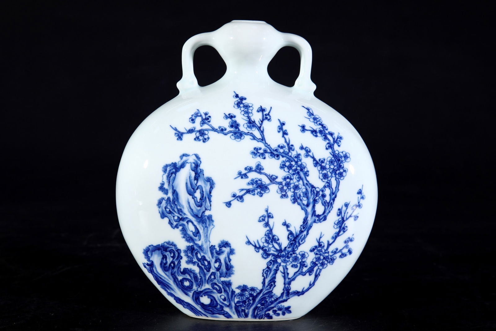 A Exquisite Blue and White Dragon Pattern Double-Ears Vase: A Exquisite Blue and White Dragon Pattern Double-Ears Vase,Qing Dynasty, China,Yongzheng Six-character Mark,Size:8.2inx7.4in 