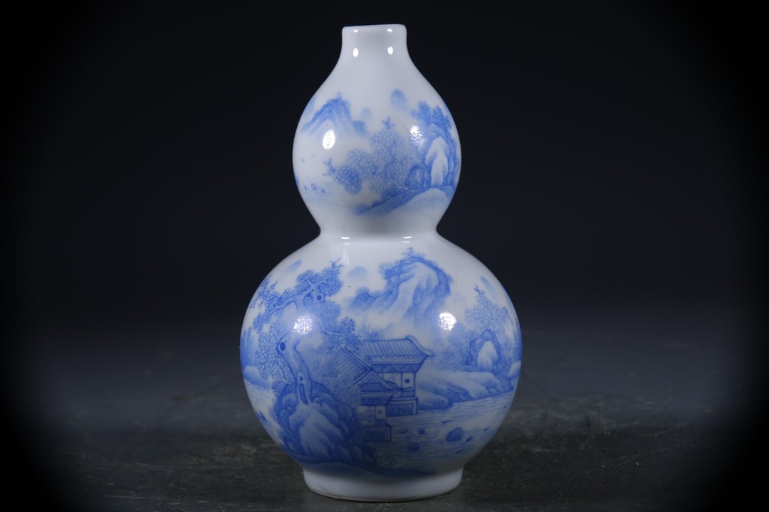 Blue and White Landscape Pattern Gourd Vase: Blue and White Landscape Pattern Gourd Vase,Qianlong Dynasty, China,With Mark,Size:6.5inx0.8in 