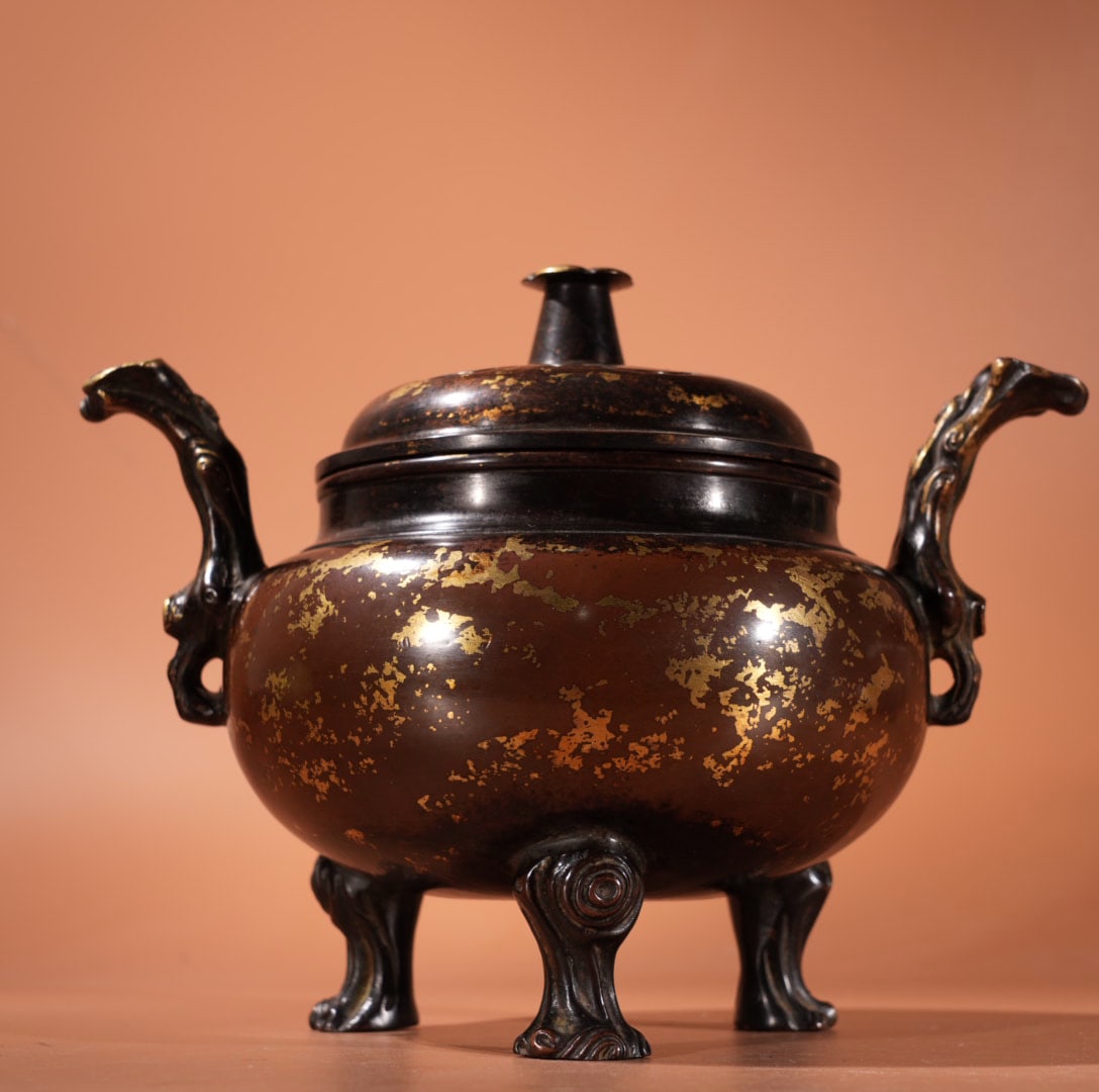 A Exquisite Gilt Bronze Double-Ears Censer: A Exquisite Gilt Bronze Double-Ears Censer,Ming Dynasty, China,Xuande Four-character Mark,Size:6inx4in,Weight:2530g 