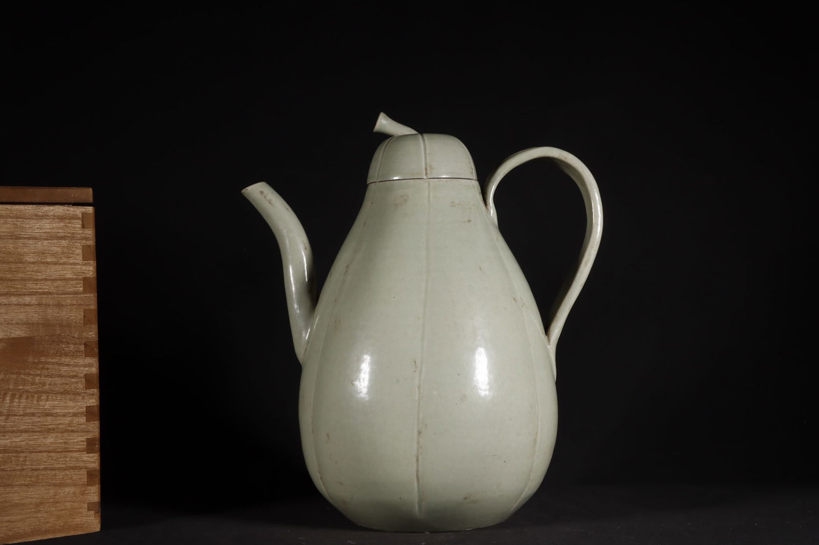 A Exquisite Yue Kiln Celadon Pear-Shaped Ewer (1 of 9)