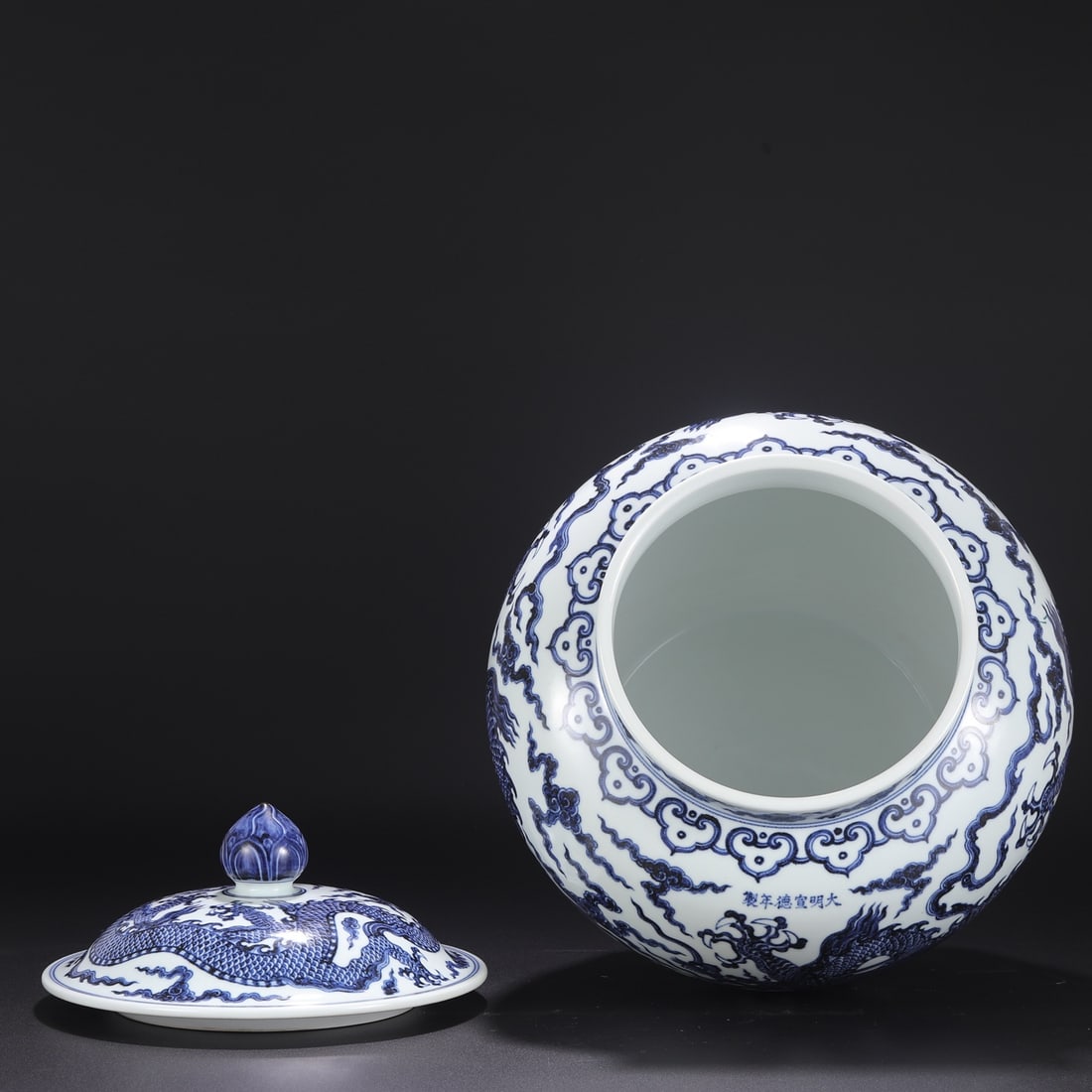 A Exquisite Blue and White Dragon Pattern Jar - 5