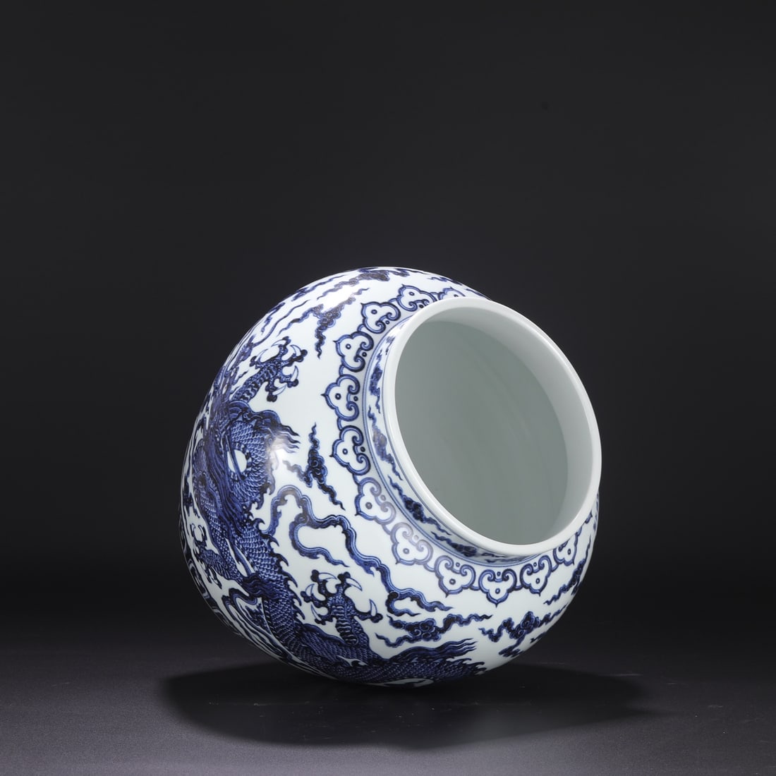 A Exquisite Blue and White Dragon Pattern Jar - 6