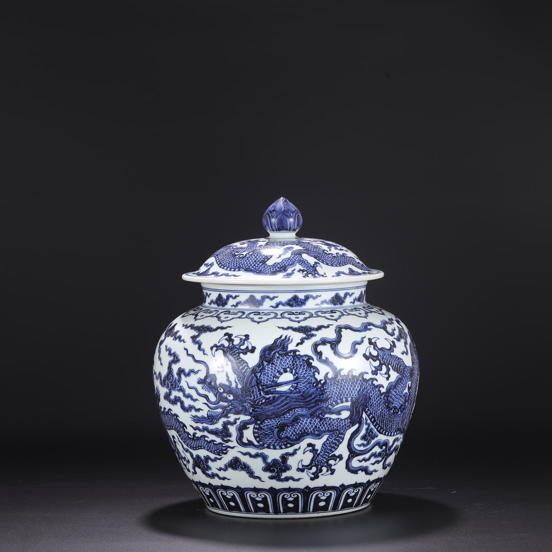 A Exquisite Blue and White Dragon Pattern Jar - 7