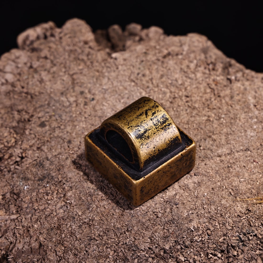 A Exquisite Bronze Seal: A Exquisite Bronze Seal,Han Dynasty,China,Size:1.4inx1.2in,Weight:135g 铜印章,中国汉代