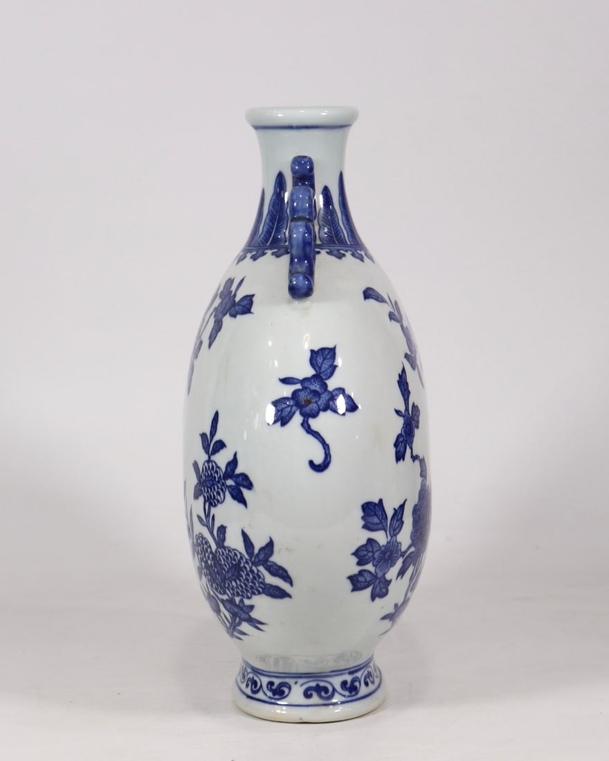A Exquisite Blue and White Flower Pattern Vase - 4
