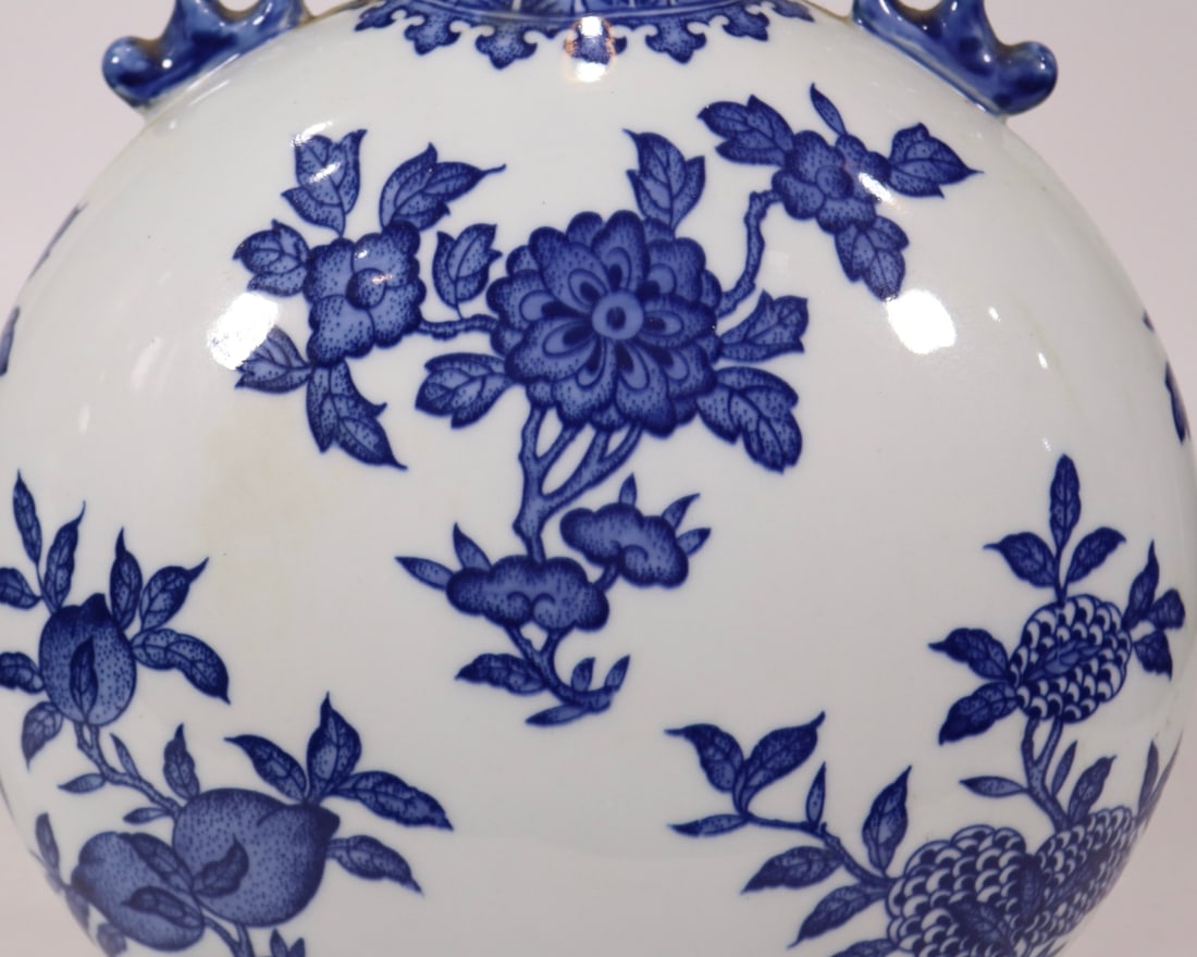 A Exquisite Blue and White Flower Pattern Vase - 6