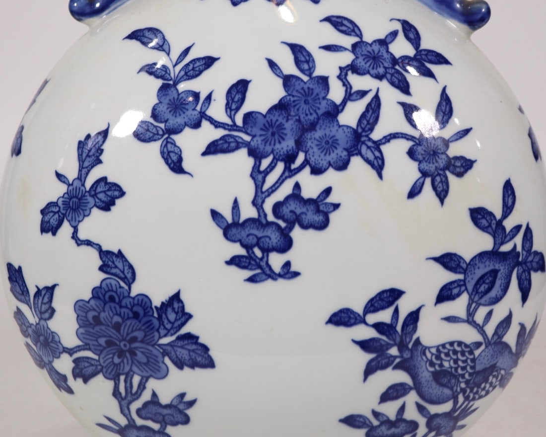 A Exquisite Blue and White Flower Pattern Vase - 7