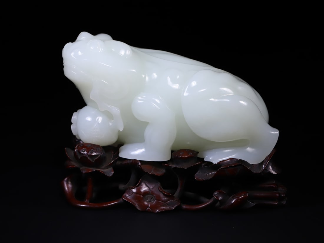 A Exquisite Hotan Jade Golden Toad Ornament: A Exquisite Hotan Jade Golden Toad Ornament,Qing Dynasty, China,Size:4.9inx2.7inx2.6in,Weight:751.6g 和田玉金蟾摆件,中国清代