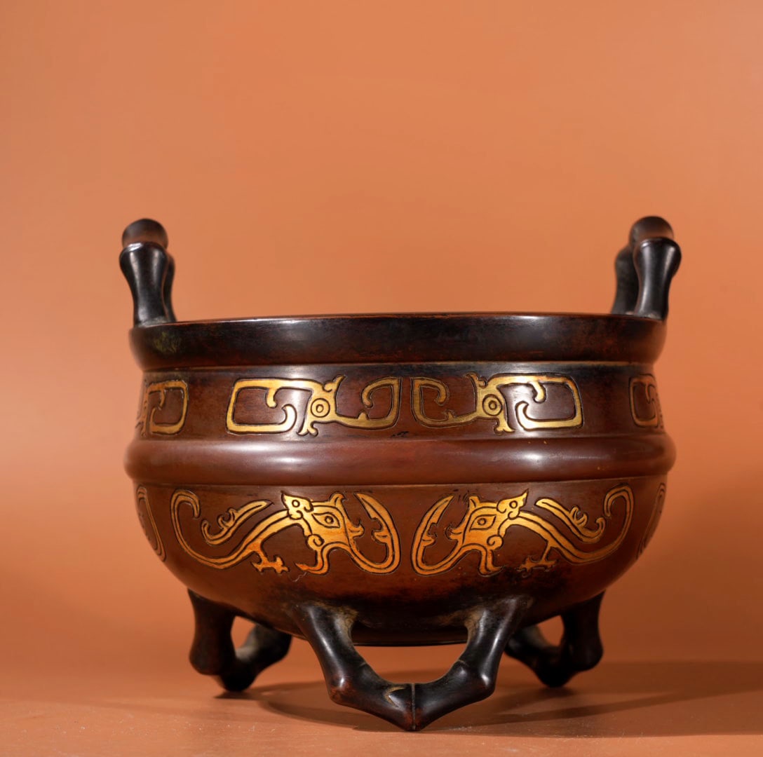 A Exquisite Gilt Bronze Dragon Pattern Double-Ears Censer: A Exquisite Gilt Bronze Dragon Pattern Double-Ears Censer,Ming Dynasty, China,Xuande Six-character Mark,Size:4.7inx5.2in,Weight:1780g 紫铜鎏金龙纹双耳&#