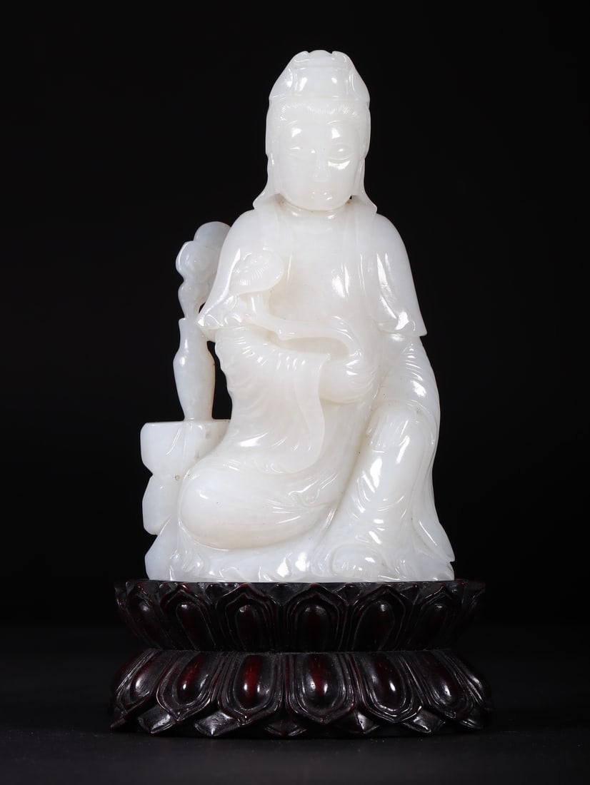 A Exquisite Hetian Jade Avalokitesvara Ornament: A Exquisite Hetian Jade Avalokitesvara Ornament,Qing Dynasty,China,Size:3.1inx1.6inx5.4in,Weight:475g 和田玉观音摆件,中国清代