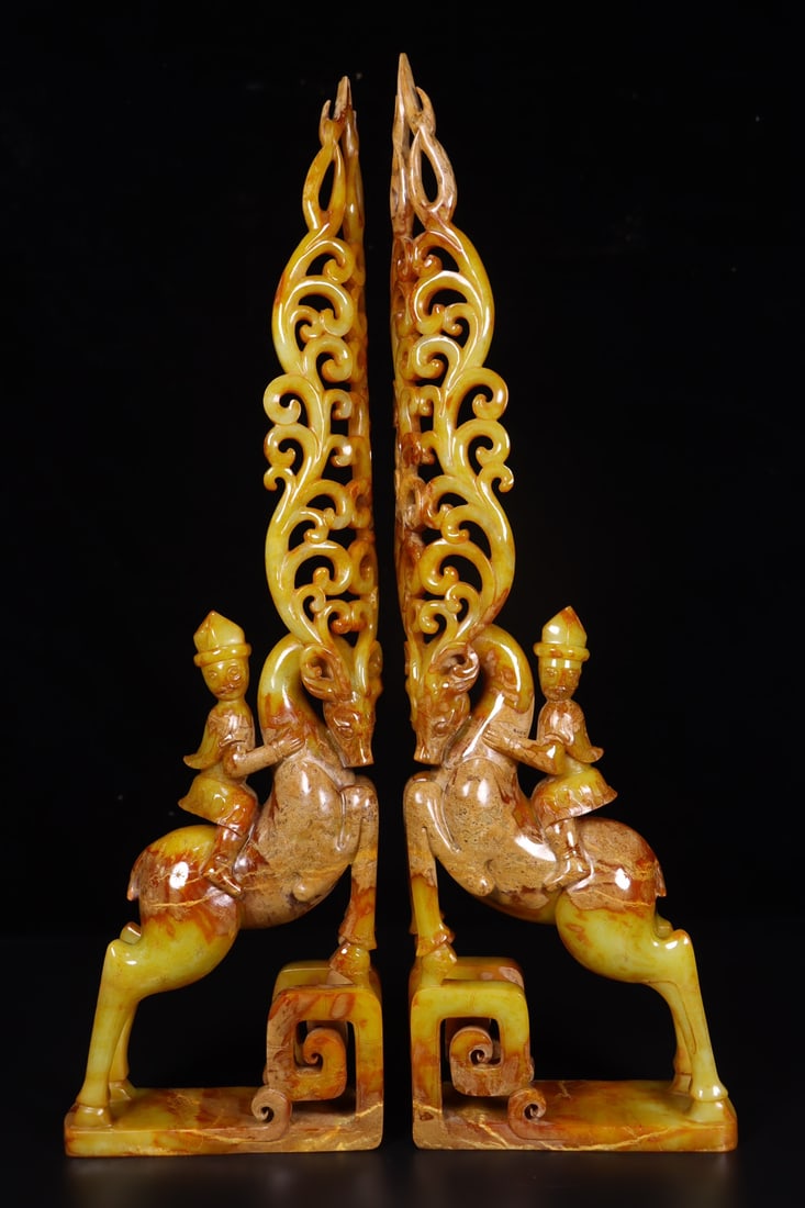 A Pair of Exquisite Hotan Jade Deer Ornament: A Pair of Exquisite Hotan Jade Deer Ornament,Han Dynasty, China,Size:5.3inx1.8inx17.7in,Weight:1522g(each) 一对和田玉鹿摆件,中国汉