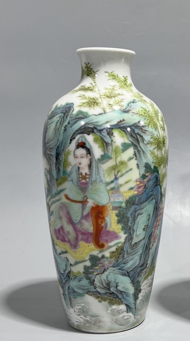 A Exquisite Famille-Rose Figures Pattern Vase (1 of 8)
