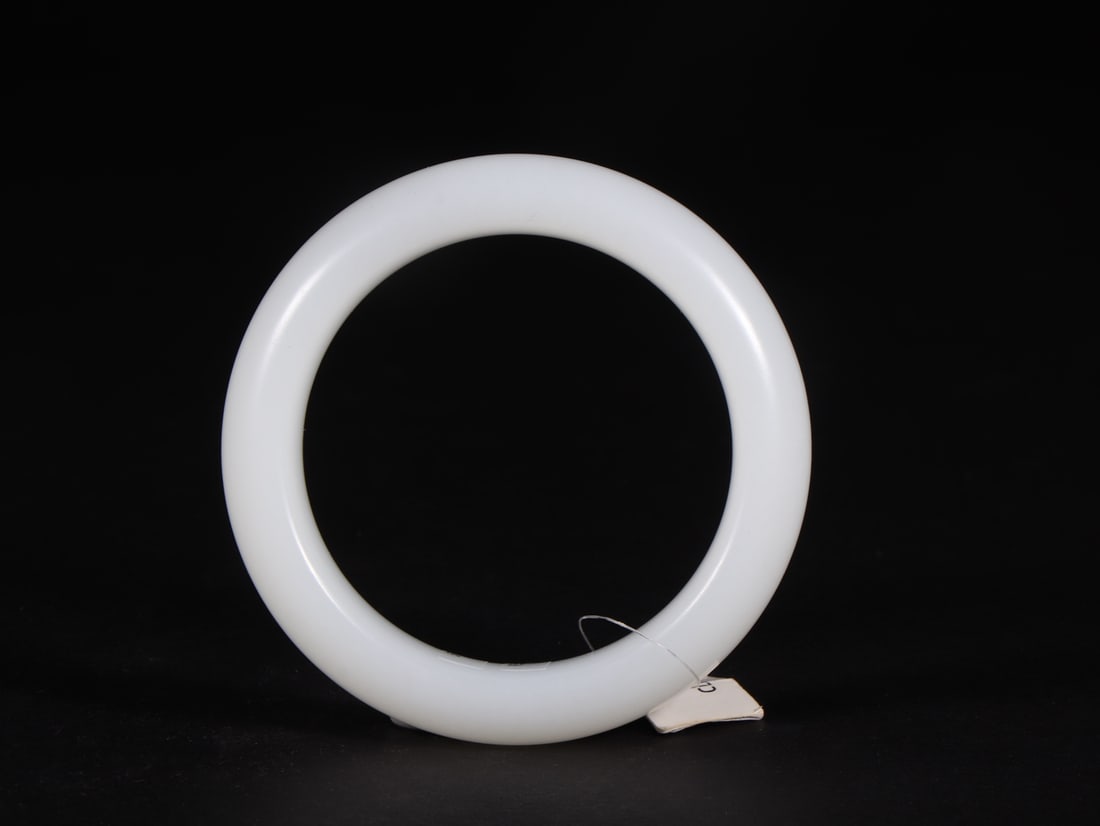 A Exquisite Hetian Jade Bracelet: A Exquisite Hetian Jade Bracelet,Qing Dynasty,China,Size:2.2inx3.1in,Weight:92g 和田玉手镯,中国清代