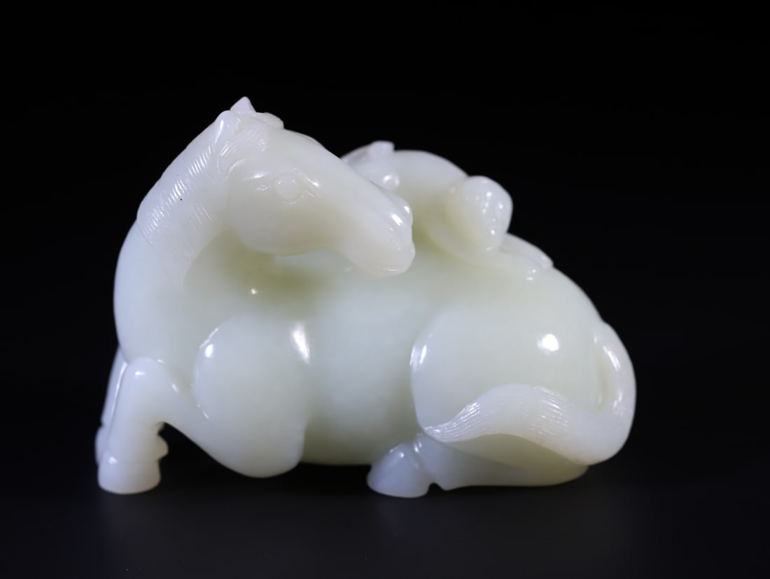 A Exquisite Hotan Jade Horse Ornament: A Exquisite Hotan Jade Horse Ornament,Qing Dynasty, China,Size:3.7inx1.8inx2.8in,Weight:331.5g 和田玉马摆件,中国清代