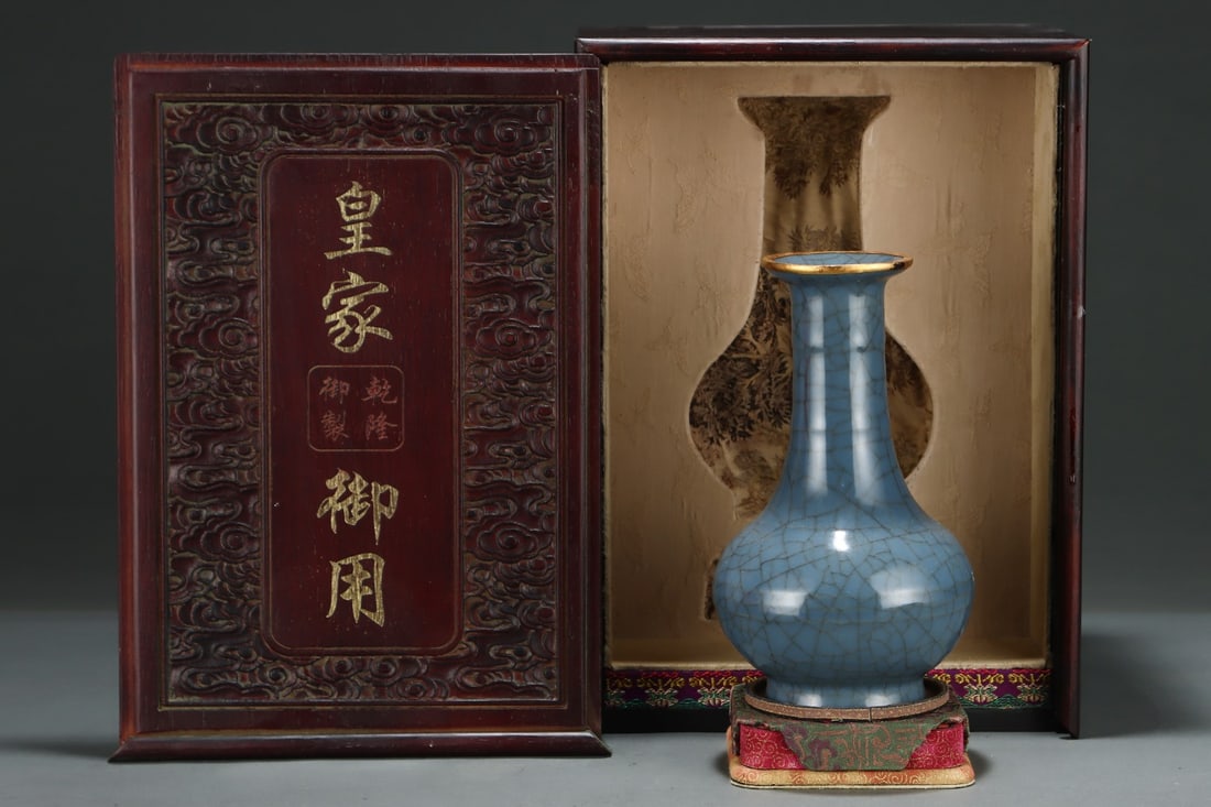 A Exquisite Guan yao Gold Wrapped ice Crackle Pattern Vase: A Exquisite Guan yao Gold Wrapped ice Crackle Pattern Vase,Song Dynasty, China,Size:8.5inx5in 官窑包金冰片纹瓶,中国宋代