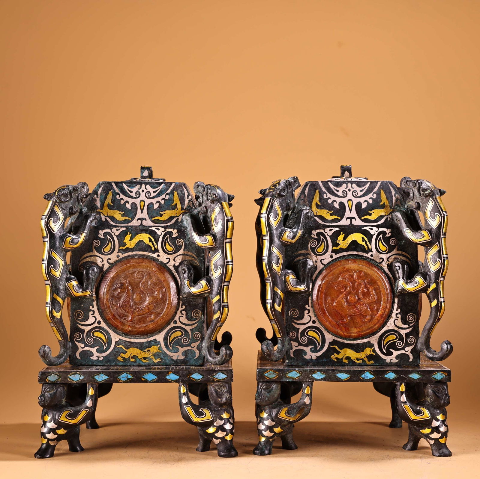 A pair of Exquisite Gold and Silver-Inlaid Bronze Inlaid Gems Box: A pair of Exquisite Gold and Silver-Inlaid Bronze Inlaid Gems Box,Han Dynasty,China,Size:8.3inx5.5in,Weight:2900g 一对青铜错金银镶嵌宝௾