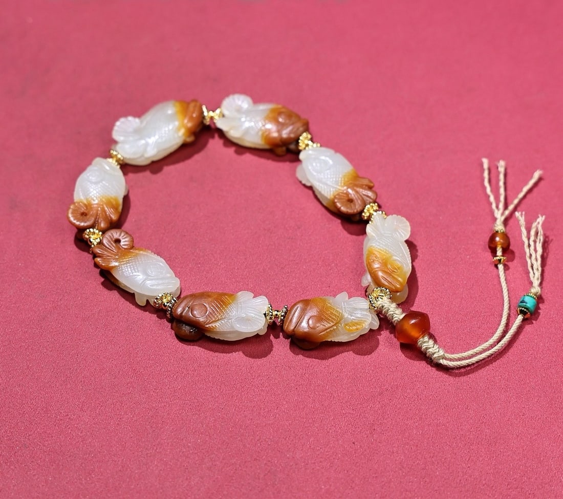 A Exquisite Hetian White Jade Fish String of Beads: A Exquisite Hetian White Jade Fish String of Beads,Han Dynasty, China,Size:1.1inx0.6inx0.3in,Weight:47g 和田白玉鱼手串,中国汉代