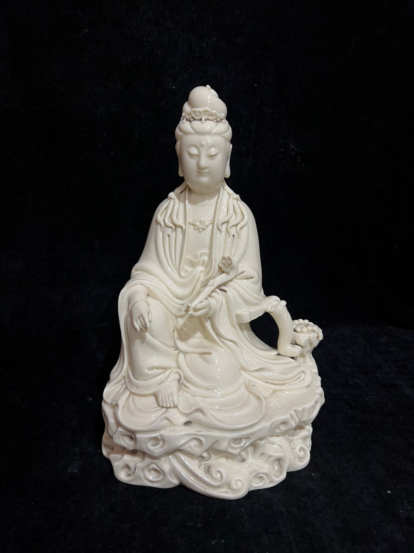 A Exquisite Blan De Chine Guanyin Ornament: A Exquisite Blan De Chine Guanyin Ornament,Ming Dynasty, China,With Mark,Size:13in 德化瓷观音摆件,中国明代,带款