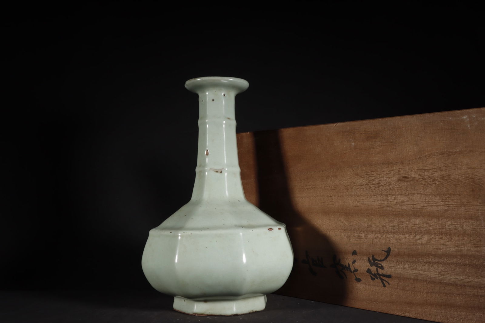 A Exquisite Guan Kiln Celadon Glazed Vase: A Exquisite Guan Kiln Celadon Glazed Vase,Song Dynasty, China,Size:11inx7.3in 官窑粉青釉瓶,中国宋代