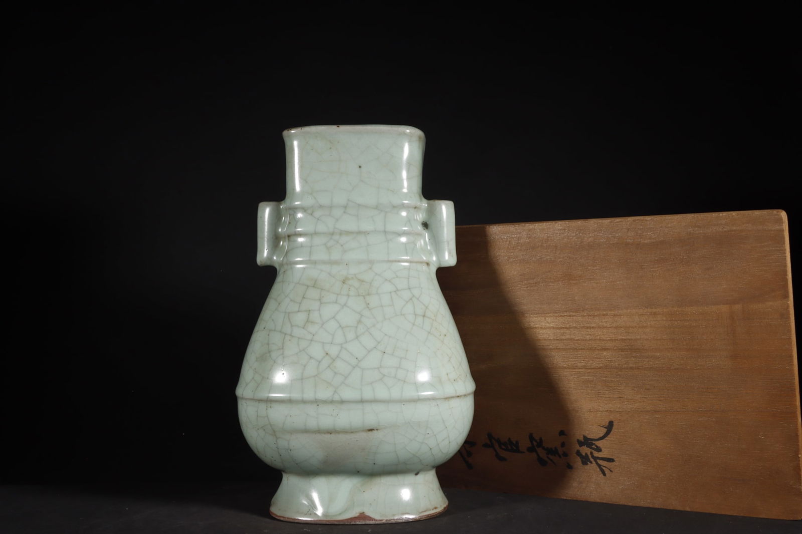 A Exquisite Guan Kiln Celadon Glazed Ice Crackle Pattern Vase: A Exquisite Guan Kiln Celadon Glazed Ice Crackle Pattern Vase,Song Dynasty, China,Size:9.4inx6.1in 