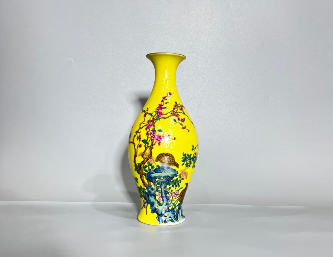 A Exquisite Lemon Yellow Flower and Bird Pattern Vase: A Exquisite Lemon Yellow Flower and Bird Pattern Vase,Qing Dynasty, China,Yongzheng Six-character Mark,Size:3.7inx8.8in 