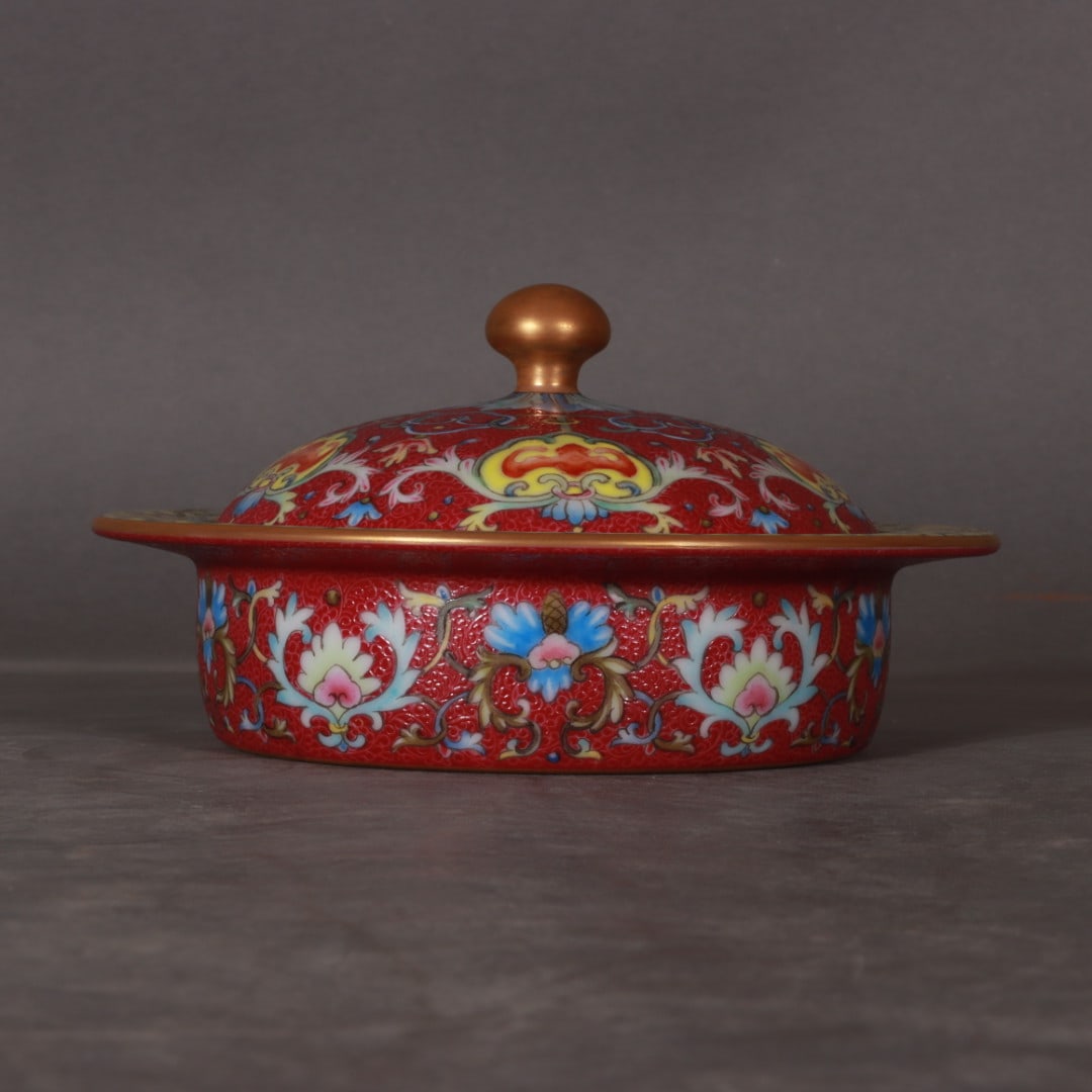 A Exquisite Enamel Painted Gold Flower Pattern Box: A Exquisite Enamel Painted Gold Flower Pattern Box,Qing Dynasty, China,Qianlong Six-character Mark,Size:3.1inx4.3inx5.9inx4.3in 