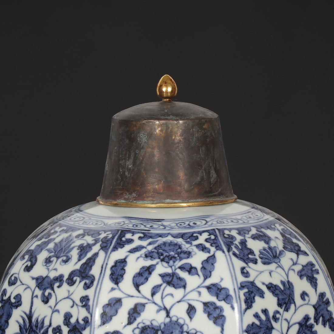 A Exquisite Blue and White Flower Pattern Vase - 2