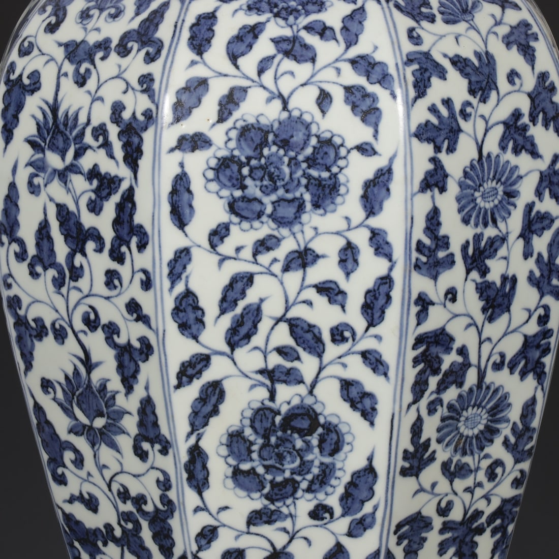 A Exquisite Blue and White Flower Pattern Vase - 3