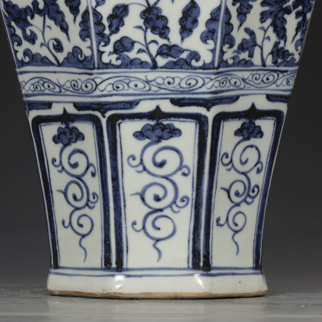A Exquisite Blue and White Flower Pattern Vase - 4