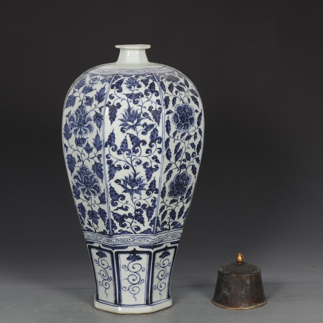 A Exquisite Blue and White Flower Pattern Vase - 5