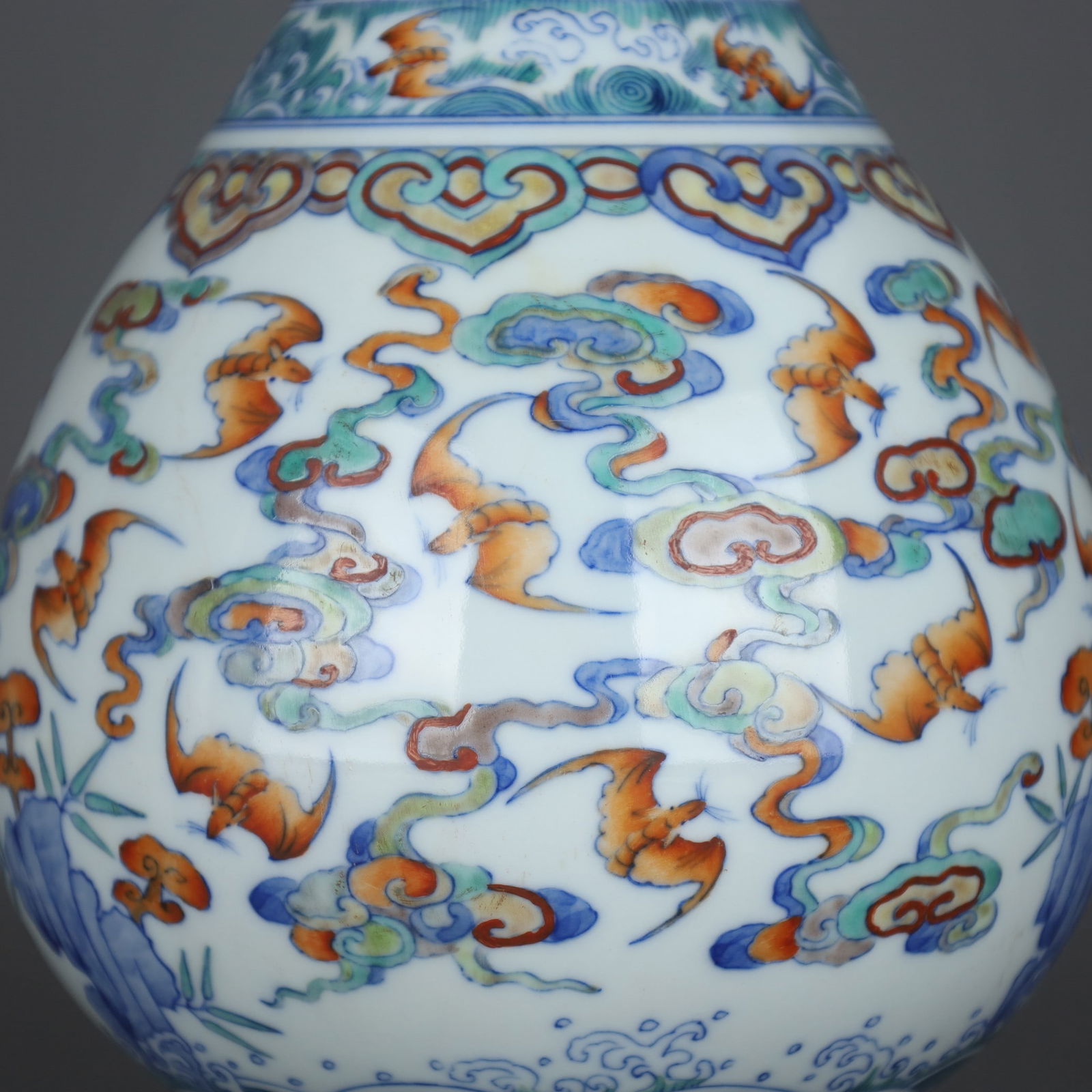 A Exquisite Doucai Auspicious Cloud Bats Pattern Vase - 5